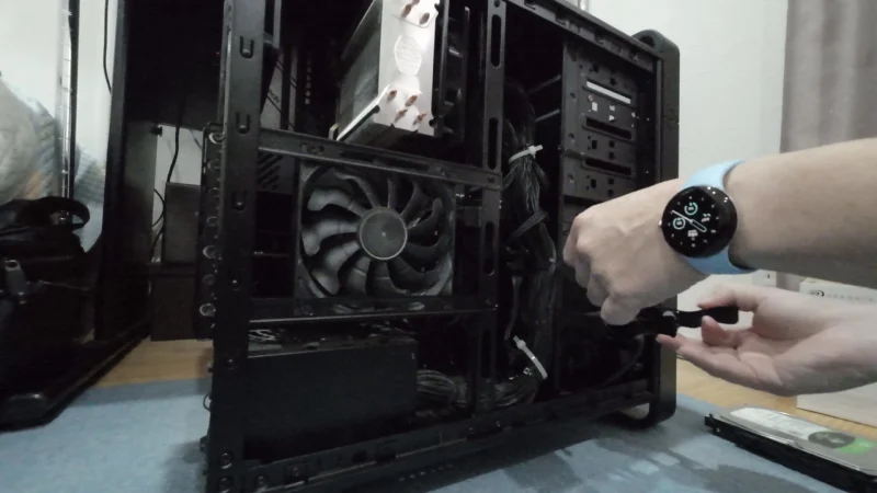 ケーブル類を外し、元のHDDと専用ステイ（マウンタ）を引き出した様子