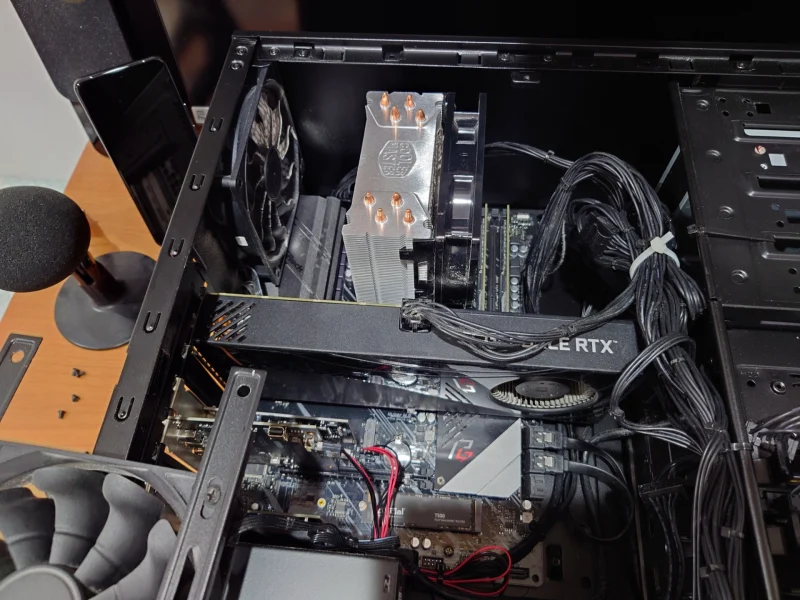 DAIV A7（X570マザーボード）のケース内部の様子