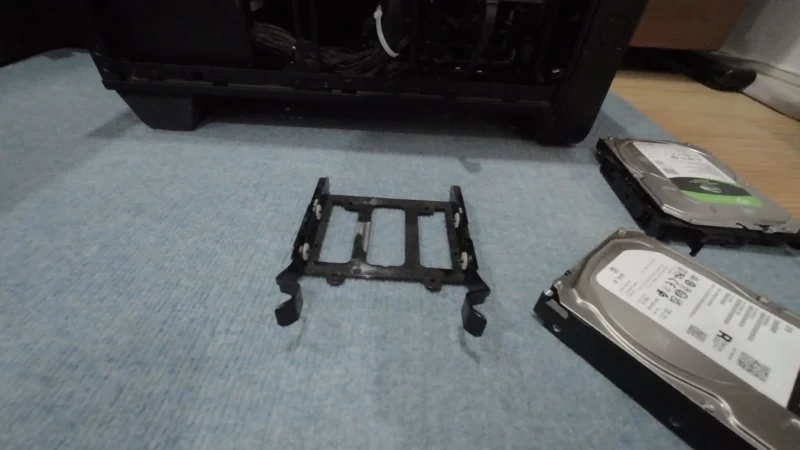 取り外した3.5インチHDD用の専用ステイ（マウンタ）