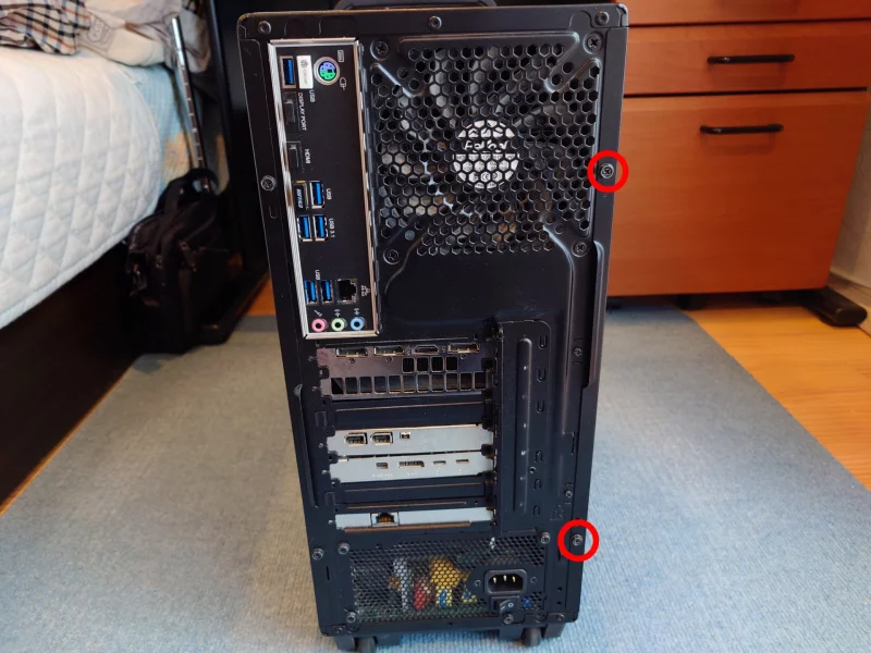 PCケース背面のネジを外し、側面のパネルを取り外した状態