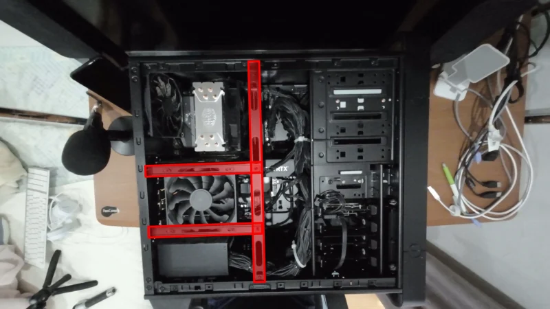 メモリやSATAケーブルの差し込み口を覆っているファン