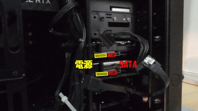 HDD側にSATAケーブルと電源ケーブルを接続した様子（L字型の向きに注意）