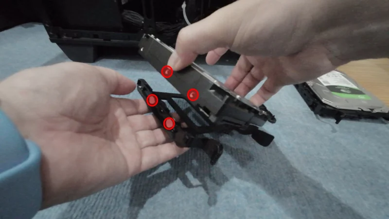 新しいSEAGATE製8TB HDDをステイのネジ穴に合わせて固定した様子