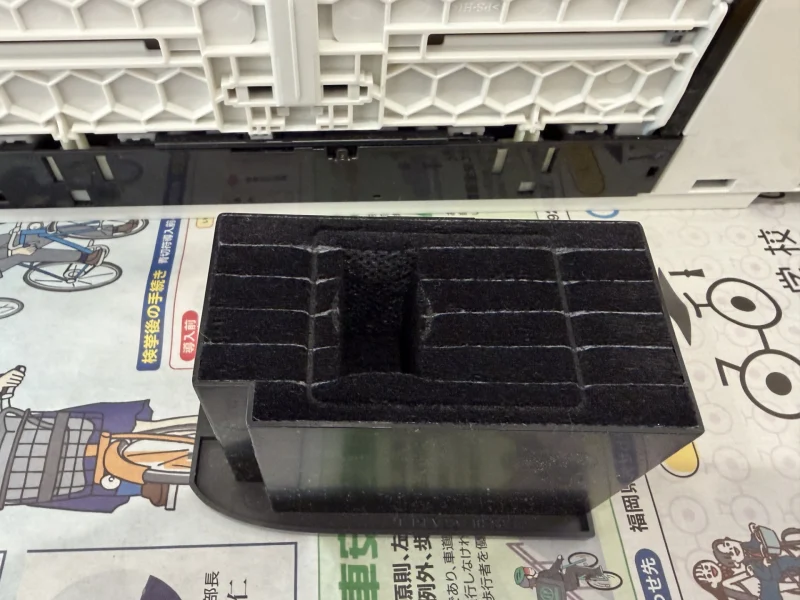 インクを吸って真っ黒になった古い廃インクパッド