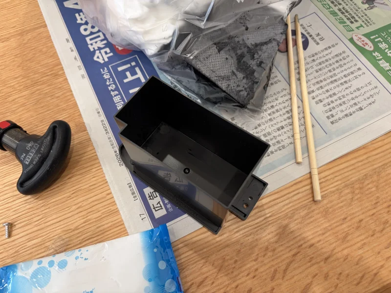 新しい交換用廃インクパッドを詰め込んだ様子