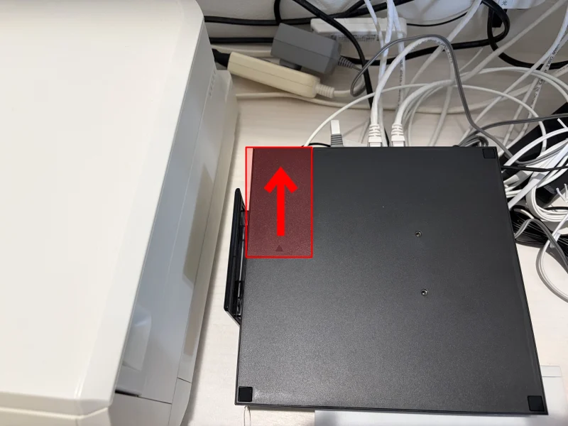 ONUのカバーをスライドさせて開ける方法