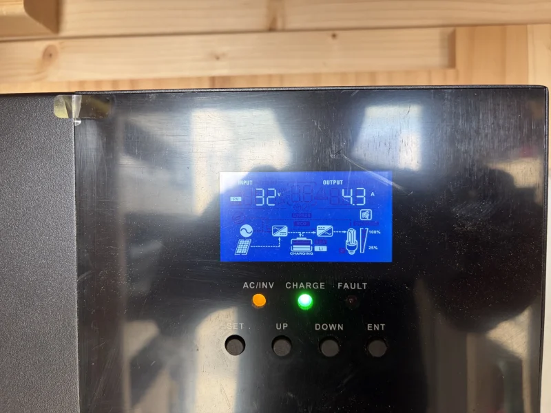 曇りの日でも32V/4.3Aの発電を確認したハイブリッドインバーターの画面